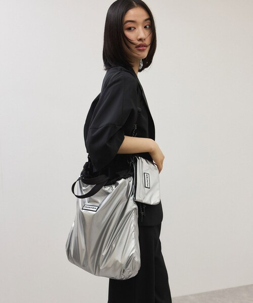 ADAM ET ROPE'(アダムエロペ)の「【HUNTER for ADAM ET ROPE'】別注 TRAVEL MULTI FUNCTION TOTE(トートバッグ・レディース・シルバー・F)」の12枚目の写真