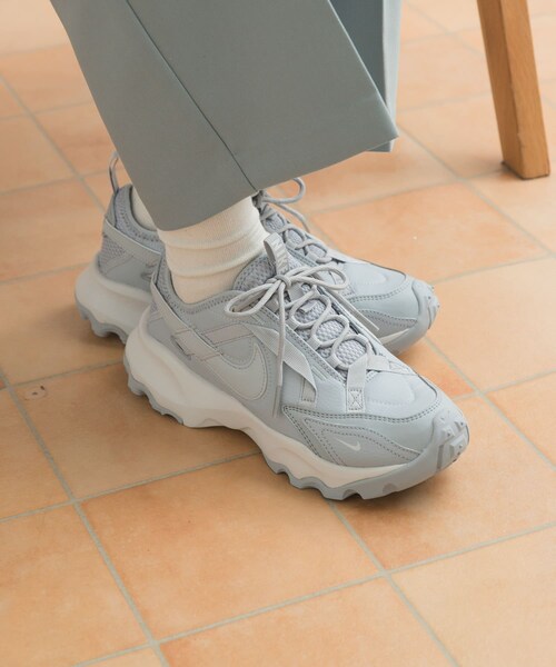 URBAN RESEARCH DOORS(アーバンリサーチドアーズ)の「NIKE TC7900(スニーカー・レディース・グレー/セイル・23.5/24/24.5)」の2枚目の写真