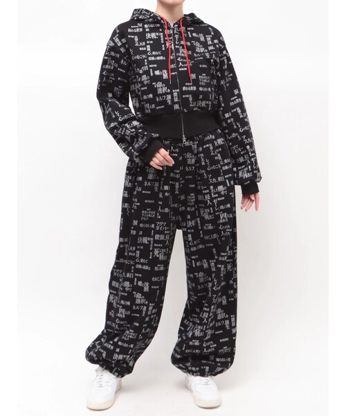 CALNAMUR（カルナムール）の「【新世紀エヴァンゲリオンコラボ】サブタイトル スウェット セットアップ（セットアップ・レディース・ブラック/ピンク・F）」の2枚目の写真