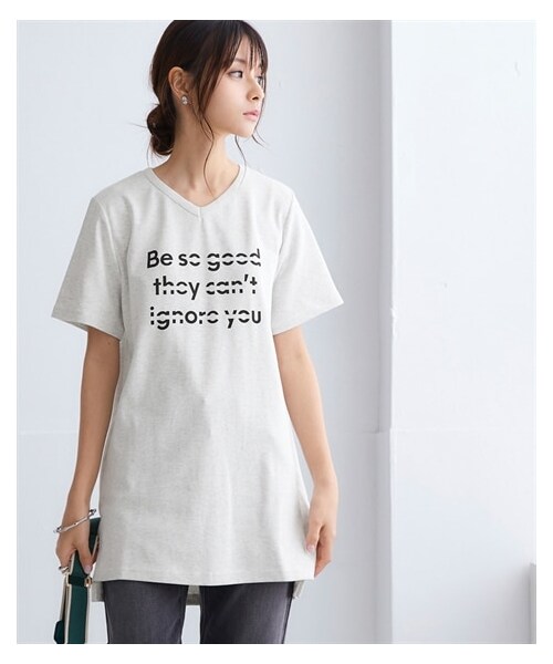 nissen（ニッセン）の「【綿１００％】プリントV ネックチュニックTシャツ（接触冷感・UVカット）（選べる柄）＜大きいサイズ有＞（チュニック・レディース・カジュアルロゴ:グレージュ/カジュアルロゴ:アイス杢/タテロゴ:黒/タテロゴ:オフホワイト/カレッジロゴ:オフホワイト/カレッジロゴ:グレージュ/ソファネコ:スモーキーブルー/かくれんぼネコ:ネイビー/かくれんぼネコ:アイス杢/タワー:ミント/カットフラワー:ラベンダー/マリンロゴ:ブルーグリーン/アメカジロゴ:チャコールグレー/フライングバード:モーブグリーン/大人ロゴ:オフホワイト/ポップネコ:ブルーグリーン/カーブロゴ:黒/ソフトロゴ:チャコールグレー/ボタニカル:ミント/ハートロゴ:ピンクベージュ/衿花:ダークブルー/ブックネコ:オートミール/フレンチロゴ:ベージュ/筆記ロゴ:オフホワイト/パンダ:チャコールグレー/伸びネコ:ネイビー/花:ダークピンク・S/M/L/LL/3L/4L/5L/6L）」の14枚目の写真