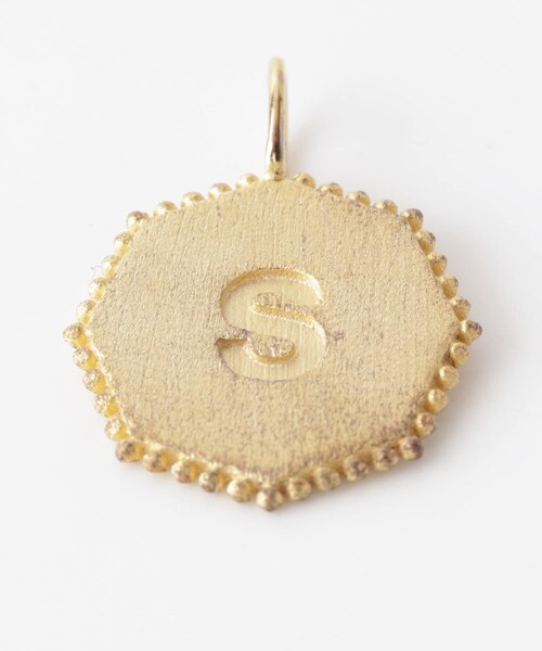 URBAN RESEARCH（アーバンリサーチ）の「LA SOEUR　イニシャルオクタゴンチャーム（チャーム・レディース・e/s/r/n・-）」の7枚目の写真