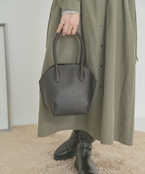 ITEMS URBANRESEARCH（アイテムズ アーバンリサーチ）の「ラウンドハンドバッグ（ハンドバッグ・レディース・BLK/BEG・-）」の3枚目の写真