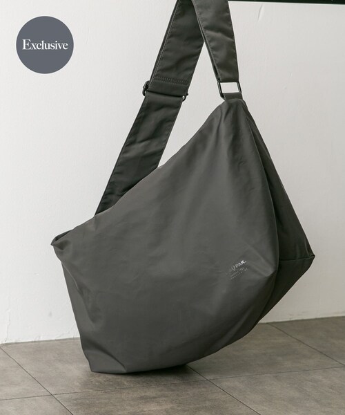 URBAN RESEARCH DOORS(アーバンリサーチドアーズ)の「『別注』YAKPAK×DOORS SHOULDER BAG(ショルダーバッグ・メンズ・CHARCOAL/BLACK/GREIGE・-)」の4枚目の写真