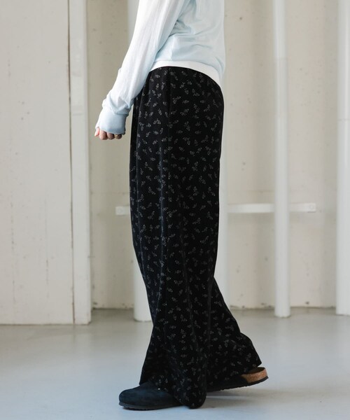 URBAN RESEARCH DOORS(アーバンリサーチドアーズ)の「FORK&SPOON ベロアプリントイージーパンツ(その他パンツ・レディース・BLACK/DARKGREEN・1/2)」の13枚目の写真