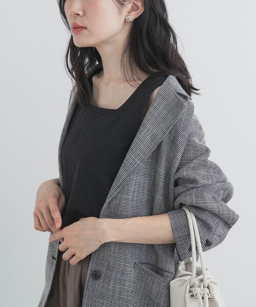 URBAN RESEARCH DOORS(アーバンリサーチドアーズ)の「異素材2WAYタンク(タンクトップ・レディース・BLACK/L.GREIGE・Free)」の4枚目の写真