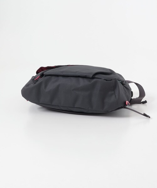 EKAL(エカル)の「KLATTERMUSEN GAUT MESSENGER BAG(メッセンジャーバッグ・メンズ・DARK STRAW/SIL CREME/RAVEN・One)」の9枚目の写真