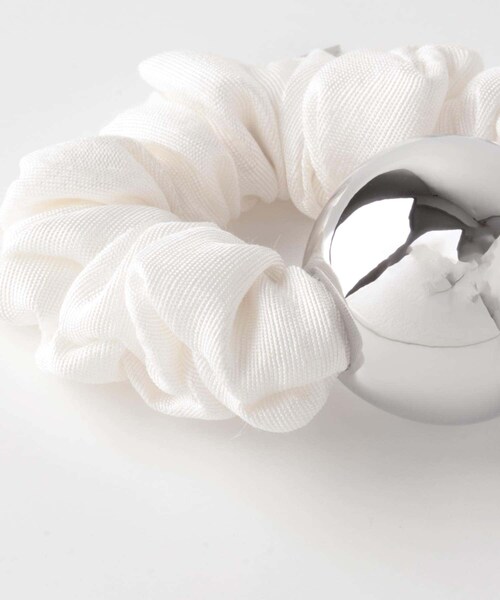 URBAN RESEARCH ROSSO（アーバンリサーチロッソ）の「heyep　M Metal Ball Silk Scrunchie（ヘアゴム・レディース・BLACK/WHITE/別注BLUE・-）」の6枚目の写真