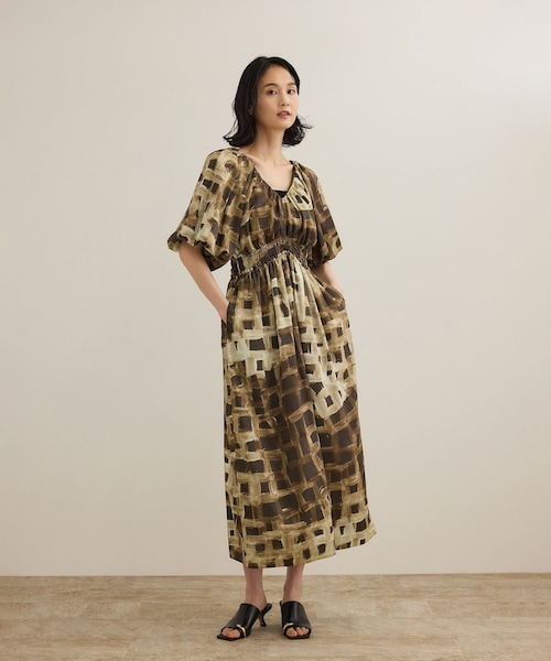 ROPE'(ロペ)の「スクエア ジオメトリックプリントワンピース/洗える(ドレス・レディース・ダークブラウン/ブルー・F)」の7枚目の写真