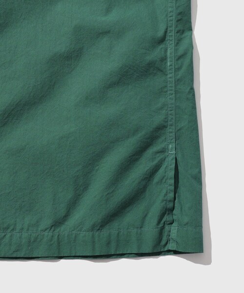 ADAM ET ROPE'(アダムエロペ)の「【ATON/エイトン】SHRINK COTTON LAWN OVERSIZED S/S SHIRT(シャツ/ブラウス・メンズ・グリーン/ブルー系・4/6)」の10枚目の写真