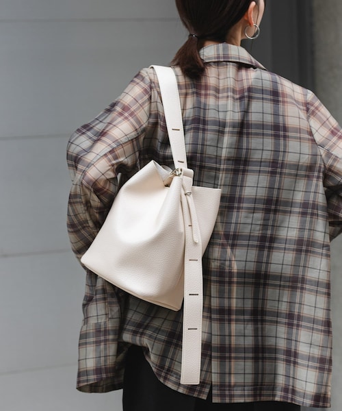 SENSE OF PLACE by URBAN RESEARCH（センスオブプレイスバイアーバンリサーチ）の「マルチショルダースクエアバッグ（ショルダーバッグ・レディース・BLACK/GREIGE/BLUE・One）」の2枚目の写真