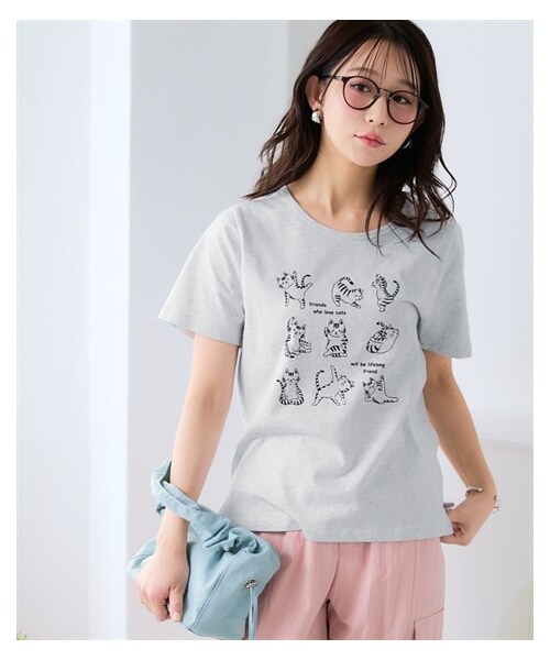 nissen（ニッセン）の「【ひんやりコットン】プリントTシャツ（綿１００％・接触冷感・UVカット）（選べる柄）＜大きいサイズ有＞（Tシャツ/カットソー・レディース・クールロゴ:オフホワイト/クールロゴ:黒/カーブロゴ:チャコールグレー/[在庫限り]カーブロゴ:アイス杢/ブロックデザインロゴ:アイス杢/ドロップ:ブロックデザインロゴ:ネイビー/[在庫限り]ハチドリ:グレージュ/[在庫限り]看板ネコ:モーブピンク/[在庫限り]看板ネコ:グレージュ/[在庫限]リラックス猫スモーキーブルー/5匹のハリネズミ:ピスタチオ/カラフルフラワーロゴ:黒/[在庫限]ハンギングフラワー:ラベンダー/[在庫限り]雑貨フラワー:ミントブルー/大人ロゴ:オフホワイト/レタリングロゴ:チャコールグレー/フレンチロゴ:グレージュ/ほのぼのネコ:ミント/ワンポイントネコ:ブルー/草花:ピンクベージュ/大人ロゴ:黒/筆記ロゴ:黒/雑貨:ダークミント/パイナップル:チャコールグレー/ラビット:ダークピンク/黒ネコ:ソフトブルー/日々ネコ:オートミール・S/M/L/LL/3L/4L/5L/6L/8L/10L）」の13枚目の写真