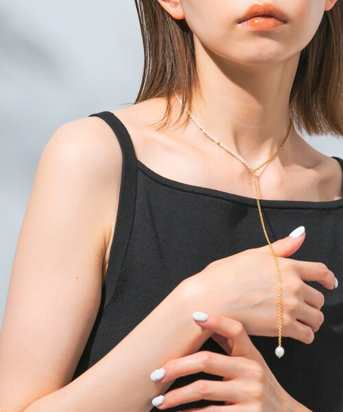 URBAN RESEARCH ROSSO（アーバンリサーチロッソ）の「Pearl×chain lariat（ネックレス・レディース・WHT×GLD・Free）」の3枚目の写真