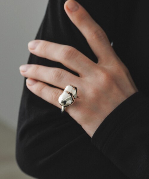 ADAM ET ROPE'(アダムエロペ)の「【EMOELLE】pearl shaped silver ring(リング・レディース・シルバー・F)」の1枚目の写真