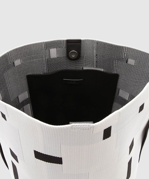 ROPE'（ロペ）の「ジャガードバッグ(Bernice bag_バーニスバッグ)/A4対応・通勤（ショルダーバッグ・レディース・ライトグレー/ベージュ系・F）」の9枚目の写真