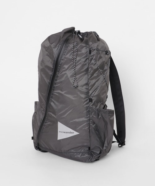 EKAL(エカル)の「and wander sil daypack(バックパック/リュック・メンズ・Black/Gray/D.Orange・one)」の2枚目の写真