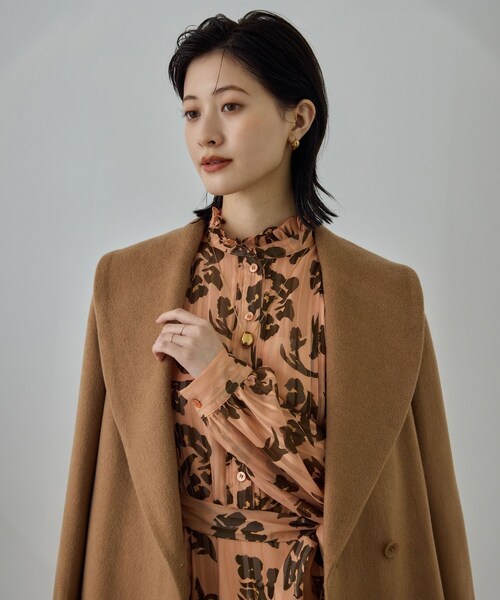 ROPE'（ロペ）の「フラワープリントタックワンピース/イージーケア（ワンピース・レディース・ダークブラウン系/オレンジ系・F）」の6枚目の写真