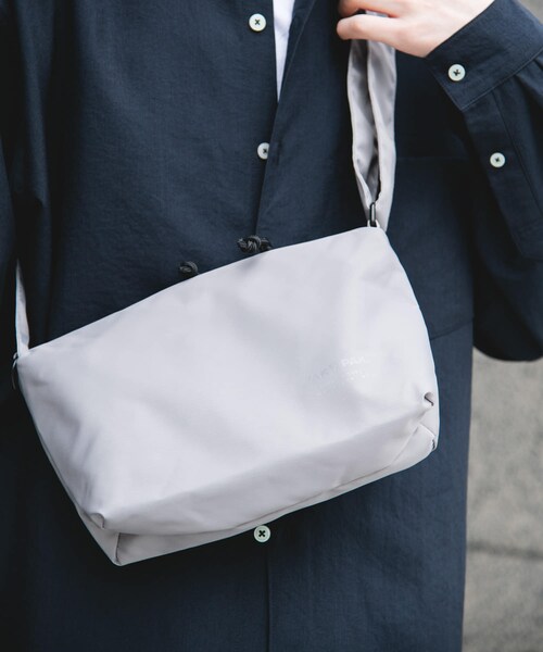 URBAN RESEARCH DOORS(アーバンリサーチドアーズ)の「『別注』YAKPAK×DOORS SHOULDER BAG S(ショルダーバッグ・メンズ・BLACK/CHARCOAL/GRAY/YELLOW・-)」の14枚目の写真