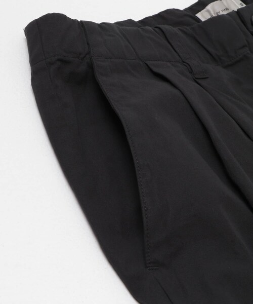 URBAN RESEARCH DOORS（アーバンリサーチドアーズ）の「STILL BY HAND　GARMENT-DYE 2 PLEAT PANTS（その他パンツ・メンズ・DARK OLIVE/SMOKE GRY/INK BLACK・44/46/48）」の6枚目の写真
