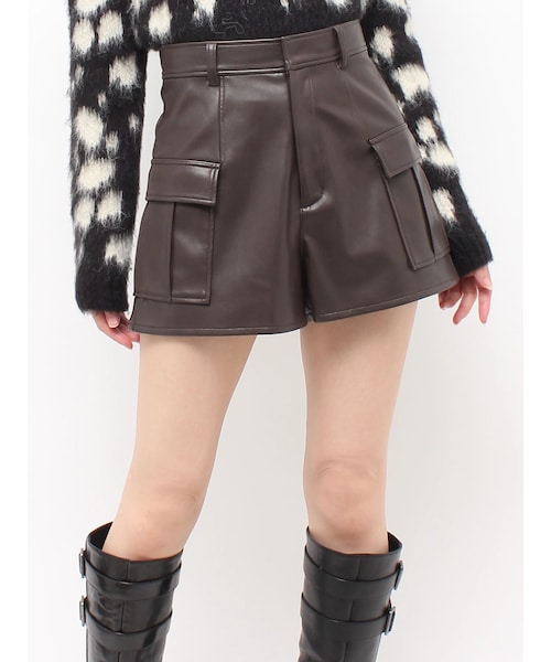 MURUA（ムルーア）の「カーゴポケットフェイクレザーショートパンツ（その他パンツ・レディース・アイボリー/ブラック/ブラウン・1/2）」の6枚目の写真