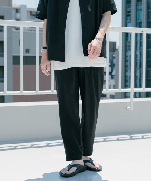 ITEMS URBANRESEARCH(アイテムズ アーバンリサーチ)の「シルキーナイロン 多機能 タックパンツ(その他パンツ・メンズ・CHA/BLK/NVY・M/L)」の5枚目の写真