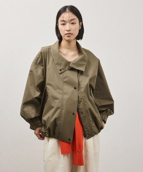 ADAM ET ROPE'（アダムエロペ）の「ファンクションドロストブルゾン/撥水（ナイロンジャケット・レディース・ブラック/カーキ・36/38）」の3枚目の写真