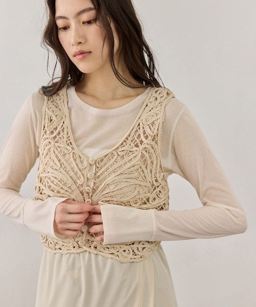 ADAM ET ROPE'（アダムエロペ）の「コードレースタンクジレ（ベスト・レディース・ブラック/キナリ・F）」の5枚目の写真