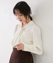 VIS（ビス）の「スタンドカラーフロントタックボウタイブラウス/防シワ（シャツ/ブラウス）」