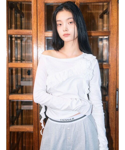 CALNAMUR（カルナムール）の「コサージュフリルオフショルトップス（Tシャツ/カットソー・レディース・ホワイト/チャコールグレー/ピンク・F）」の2枚目の写真