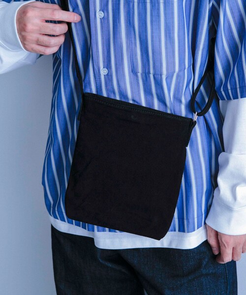 ITEMS URBANRESEARCH（アイテムズ アーバンリサーチ）の「PIG LEATHER ミニショルダーバッグ（ショルダーバッグ・メンズ・BLK/BEG/GRY・-）」の6枚目の写真