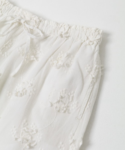 URBAN RESEARCH（アーバンリサーチ）の「crinkle crinkle crinkle　3D EMBROIDERY EASY PANTS（その他パンツ・レディース・WHITE/BLACK・Free）」の5枚目の写真