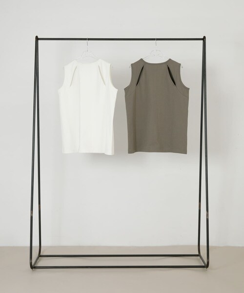 LAATO（ラート）の「slit no sleeve tee（タンクトップ・レディース・パール/クレイ・FREE）」の13枚目の写真