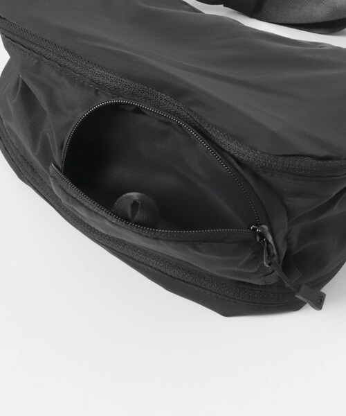 URBAN RESEARCH(アーバンリサーチ)の「DAIWA PIER39 PERTEX TRAVEL EXPAND BAG(ボディバッグ/ウエストポーチ・メンズ・BLACK・One)」の7枚目の写真
