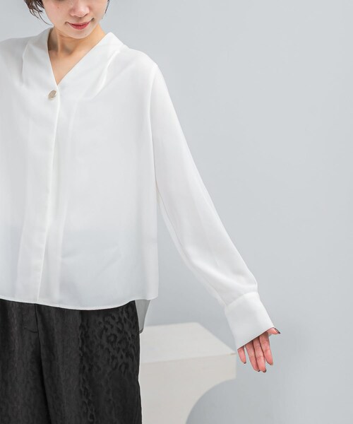 URBAN RESEARCH ROSSO（アーバンリサーチロッソ）の「Vネックボタンデザインブラウス（シャツ/ブラウス・レディース・WHITE/BLACK・FREE）」の9枚目の写真