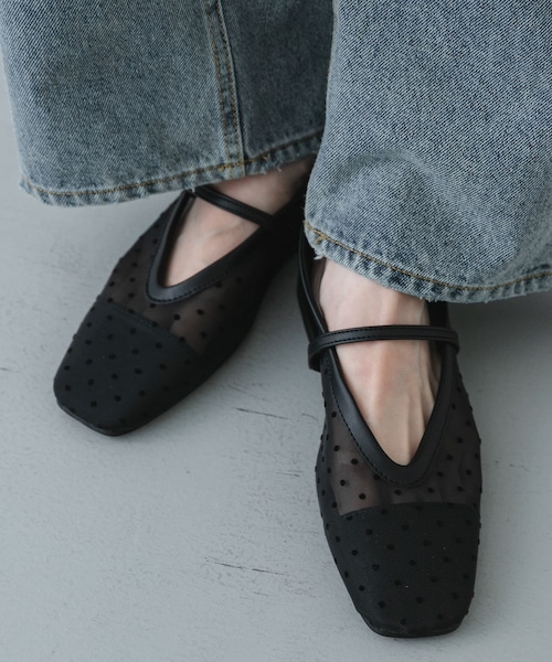 SENSE OF PLACE by URBAN RESEARCH(センスオブプレイスバイアーバンリサーチ)の「シアードットフラットパンプス(パンプス・レディース・IVORY/BLACK・S/M/L)」の2枚目の写真