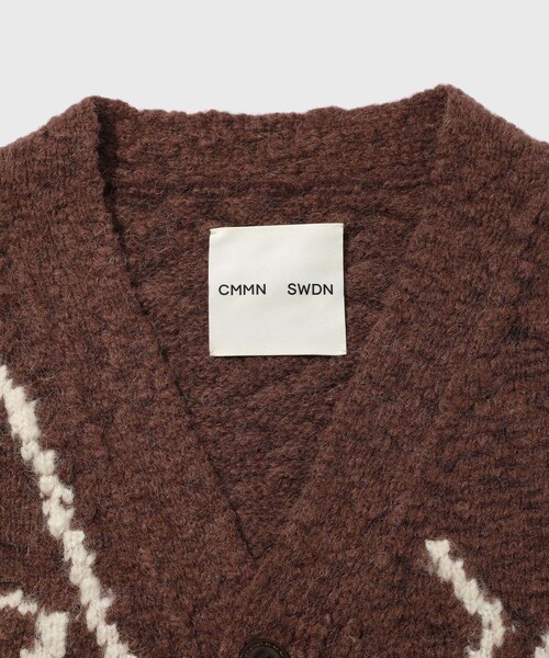 ADAM ET ROPE'(アダムエロペ)の「【CMMN SWDN/コモン スウェーデン】Rug artwork Cardigan(カーディガン/ボレロ・メンズ・ダークブラウン・46)」の8枚目の写真