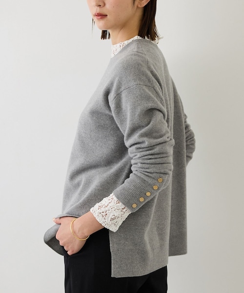 ROPE'(ロペ)の「【一部WEB限定カラー】カシミヤブレンドスリーブ釦サイドスリットニット/イージーケア【J'aDoRe・一部店舗限定サイズ】(ニット/セーター・レディース・グレー/ダークブラウン/ベージュ系/ネイビー/ピンク/ワイン・36/38)」の1枚目の写真