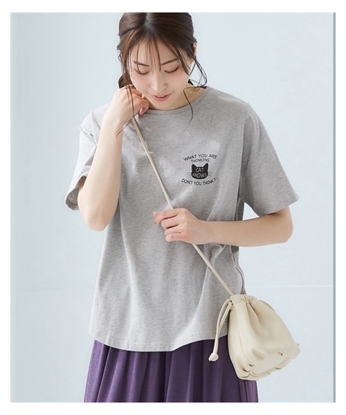 nissen（ニッセン）の「【吸汗速乾】裾ラウンドプリントＴシャツ＜大きいサイズ有＞（Tシャツ/カットソー・レディース・オフホワイト:フレンチロゴ/黒:フレンチロゴ/在庫限り_黒:ロゴ/在庫限り_アイスブルー:カレッジロゴ/在庫限り_オフホワイト:カレッジロゴ/在庫限り_ピンクベージュ:花ロゴ/在庫限り_グレージュ:草木/在庫限り_ライトカーキ:ブックネコ/在庫限り_杢グレー:胸ネコ/在庫限り_グレージュ:胸ネコ/オートミール:花/グレージュ:大人ロゴ/グレー:カレッジロゴ/黒:胸ネコ/ブルー:ブックネコ/ダスティピンク:オーシャン/ダスティミント:ペンギン/ライトグレー杢:ネコ/コーラルピンク:花/ネイビー:スマイル/アイスブルー:ハートロゴ・S/M/L/LL/3L/4L/5L/6L）」の6枚目の写真
