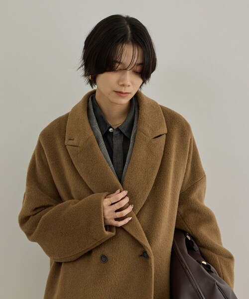 ADAM ET ROPE'(アダムエロペ)の「MTR アルパカシャギーロングコート / 軽量(チェスターコート・レディース・チャコール/キャメル・F)」の2枚目の写真