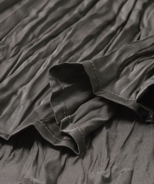 URBAN RESEARCH（アーバンリサーチ）の「Studio Doe　SATIN PLEATED SHIRTS（シャツ/ブラウス・レディース・BLACK/GREY/CREAM・S/M）」の14枚目の写真