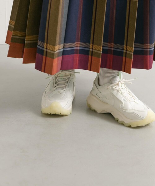 URBAN RESEARCH DOORS（アーバンリサーチドアーズ）の「NIKE　TC7900 PRM（スニーカー・レディース・セイルグレイ・23.5/24/24.5）」の11枚目の写真