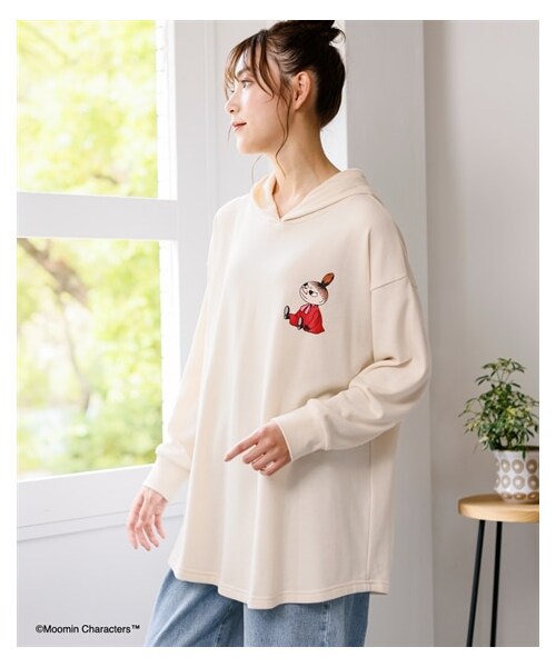 nissen（ニッセン）の「大きいサイズプリントパーカーチュニック／ムーミン（スウェット・レディース・黒(リトルミイ)/パープル(ムーミン&スナフキン)/カーキ(フローレンス)/オフホワイト(リトルミイ)/ネイビー(ムーミンママ)・L~LL相当/3L~4L相当/5L~6L相当/8L相当/10L相当）」の3枚目の写真
