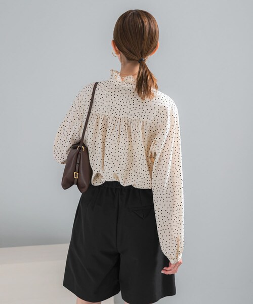 URBAN RESEARCH ROSSO（アーバンリサーチロッソ）の「『WEB限定』フリルスタンドカラーシャツ（シャツ/ブラウス・レディース・LIGHTBEIGE/BLACK/DOT・Free）」の11枚目の写真