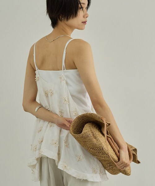 ADAM ET ROPE'(アダムエロペ)の「【WEB先行販売】【crinkle crinkle crinkle】別注レーヨンシャンタン 3D刺繍キャミソール(キャミソール・レディース・ブラック/ホワイト・F)」の12枚目の写真