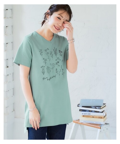 nissen（ニッセン）の「【ひんやりコットン】プリントVネックチュニックTシャツ（綿１００％・接触冷感・UVカット）（選べる柄）＜大きいサイズ有＞（チュニック・レディース・[終売]カジュアルロゴ:グレージュ/[終売]カジュアルロゴ:アイス杢/[終売]タテロゴ:黒/タテロゴ:オフホワイト/カレッジロゴ:オフホワイト/[終売]カレッジロゴ:グレージュ/[終売]ソファネコ:スモーキーブルー/[終売]かくれんぼネコ:ネイビー/[終売]かくれんぼネコ:アイス杢/タワー:ミント/カットフラワー:ラベンダー/[終売]マリンロゴ:ブルーグリーン/[終売]アメカジロゴ:チャコールグレー/[終売]フライングバード:モーブグリーン/大人ロゴ:オフホワイト/ポップネコ:ブルーグリーン/カーブロゴ:黒/ソフトロゴ:チャコールグレー/ボタニカル:ミント/ハートロゴ:ピンクベージュ/衿花:ダークブルー/ブックネコ:オートミール/フレンチロゴ:ベージュ/筆記ロゴ:オフホワイト/パンダ:チャコールグレー/伸びネコ:ネイビー/花:ダークピンク/シティ:ソフトブルー・S/M/L/LL/3L/4L/5L/6L）」の20枚目の写真