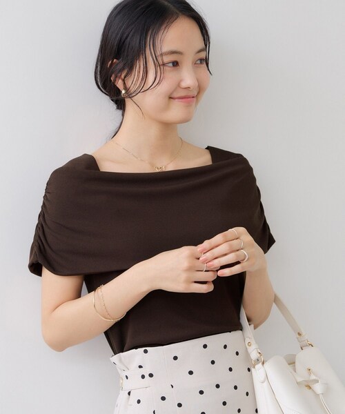VIS(ビス)の「サイドギャザーオフショルダーカットソー/接触冷感(Tシャツ/カットソー・レディース・キナリ/ダークブラウン/ライトグリーン/レッド・F)」の12枚目の写真