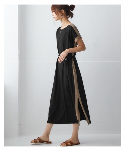 nissen（ニッセン）の「サイドポケット付ロング丈ワンピース（選べるデザイン）＜大きいサイズ有＞（ワンピース・レディース・モカ×黒(配色)/黒×モカ(配色)/ブルーグリーン(裾フレア)/黒(裾フレア)/黒(肩タック)/黒(胸ポケット)/チャコールグレー(胸ポケット)/タック袖:カーキ/衿・袖配色:黒×チャコールグレー/配色:カーキ×黒/タック袖:ベージュ/スキッパー:ブルーグレー/裾フレア:チャコールグレー/配色:チャコールグレー×黒/ドロスト:黒×チャコールグレー/ドロスト:モカ×黒/配色:黒×モカ/配色:黒×チャコールグレー/スキッパー:チャコールグレー/サイド配色:チャコールグレー×黒/袖シアー:黒/モモンガ:ブルーグレー・S/M/L/LL/3L/4L/5L/6L/8L/10L）」の4枚目の写真