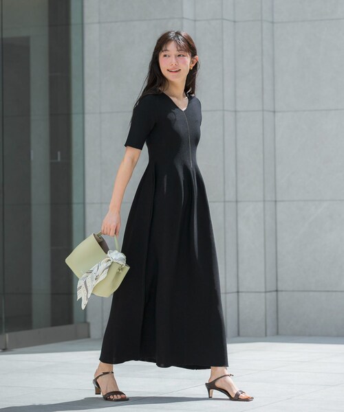 URBAN RESEARCH ROSSO（アーバンリサーチロッソ）の「『一部WEB限定カラー』フォルムニットVネックワンピース（ワンピース・レディース・BLACK/BROWN/RED・36/38）」の16枚目の写真