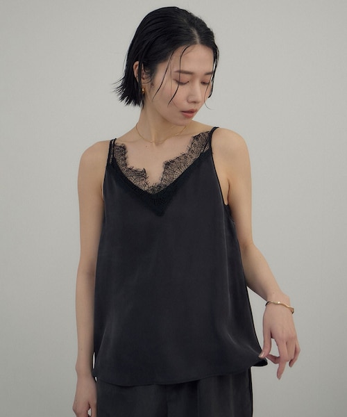 ADAM ET ROPE'（アダムエロペ）の「フレンチレースフィブリルサテンキャミソール（キャミソール・レディース・ブラック/オフホワイト・F）」の4枚目の写真