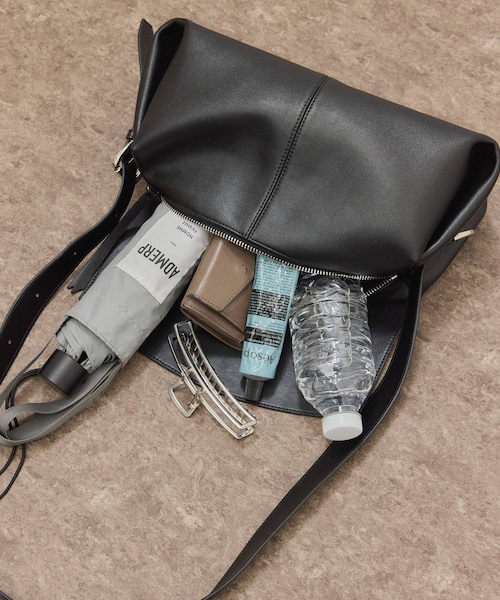 ADAM ET ROPE'（アダムエロペ）の「【サステナブル】フラップショルダーバッグ（ショルダーバッグ・レディース・ブラック/ブラウン・F）」の4枚目の写真