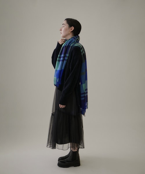 ADAM ET ROPE'（アダムエロペ）の「【公式サイト限定】【Joshua Ellis（ジョシュアエリス）】カシミヤチェックストール（ストール/ショール・レディース・グリーン/ダークブラウン/レッド・F）」の6枚目の写真